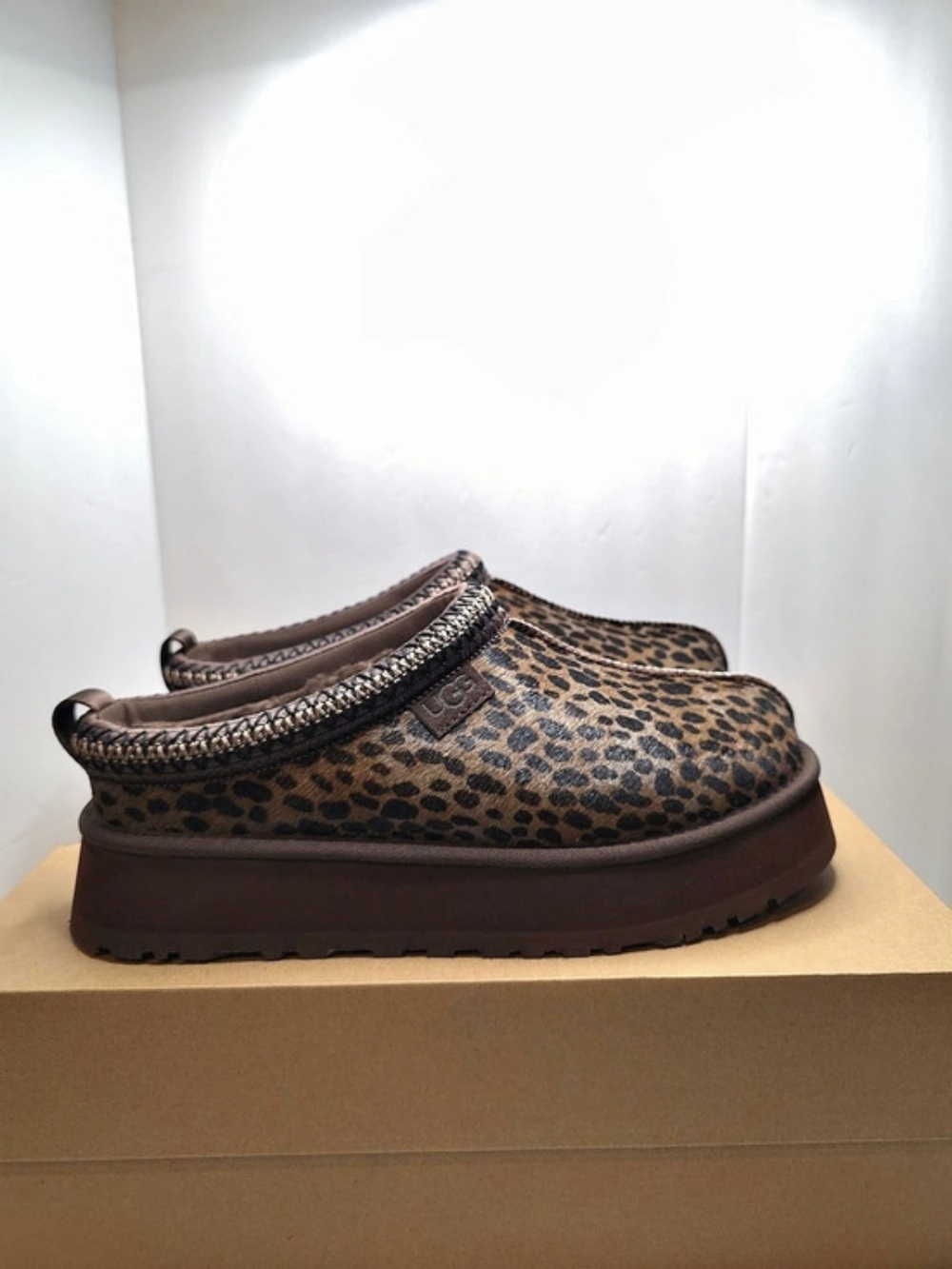 UGG Tazz Caspian Burnt Cedar Platform Slipper Leopard Calf Hair Womens Size 11